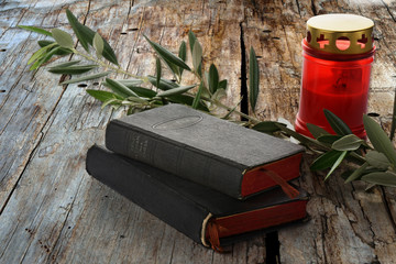 libri vecchi da messa con candela e ulivo
