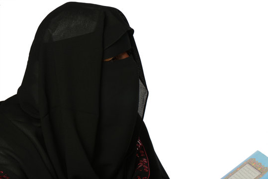 donna con burka e corano