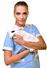 belle vétérinaire levant et en examinant lapin  mignon