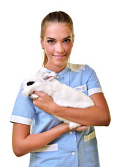 belle vétérinaire levant et en examinant lapin  mignon