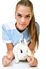 belle vétérinaire levant et en examinant lapin  mignon