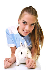 belle vétérinaire levant et en examinant lapin  mignon