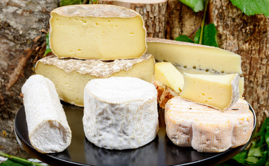 Obrazy na Szkle  taca z różnymi francuskimi serami