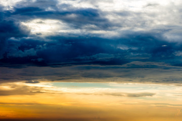 Obraz premium beautiful landscape with sunset over sea with dramatic sky