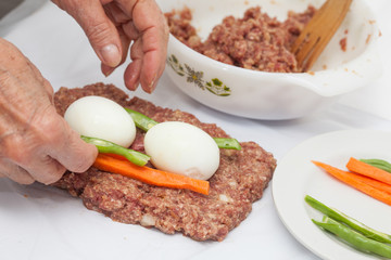 Preparación rollo de carne relleno con huevos y verduras