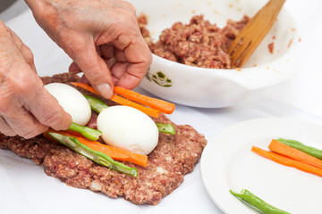 Preparación rollo de carne relleno con huevos y verduras