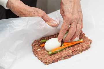 Envolver rollo de carne relleno con huevos y verduras