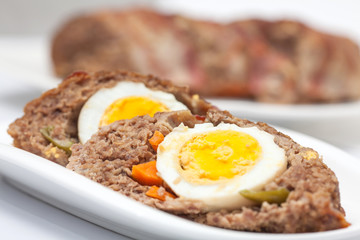Tajadas de rollo de carne relleno con huevo y verduras