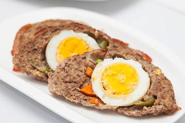 Tajadas de rollo de carne relleno con huevo y verduras
