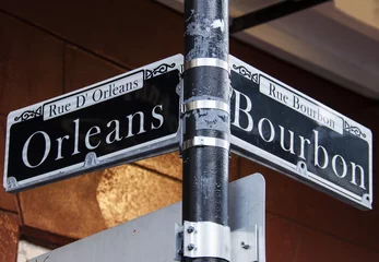 Zelfklevend Fotobehang Amerikaanse plekken Straatnaamborden voor Rue D& 39  Orleans en Rue Bourbon in New Orleans, Louisiana