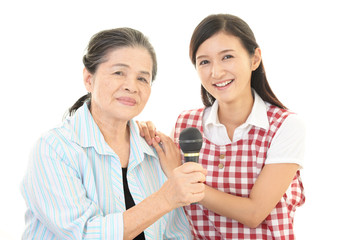 カラオケを楽しむ二人の女性