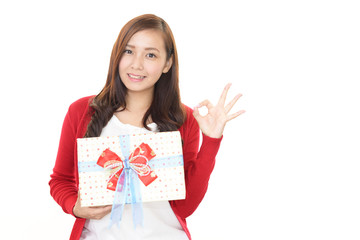Fototapeta premium プレゼントを持つ笑顔の女性