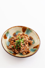 小皿に入れた納豆