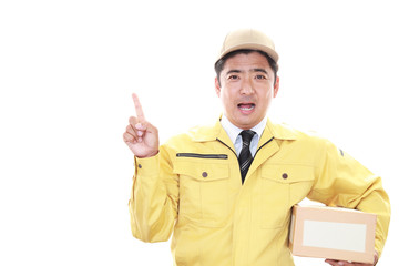 指示する笑顔の宅配人