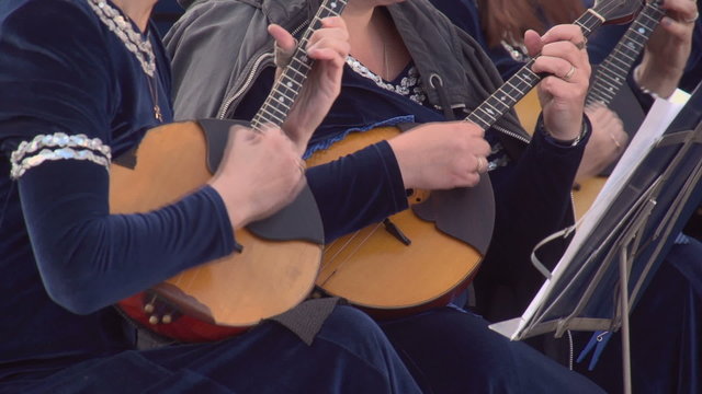 Playing the two lutes