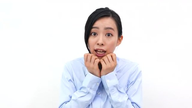 驚く女性
