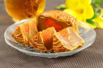 Delicious mooncakes Sliced into pieces on a glass plate.