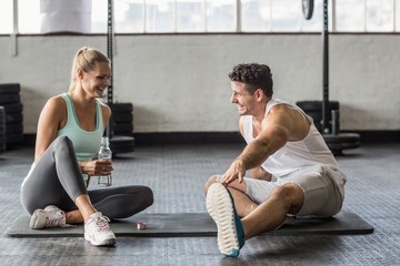 Obraz premium Sports couple taking break and talking together