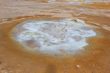 Schwefel und Sinter am Boden im Hochtemperaturgebiet Hverar&ouml;nd