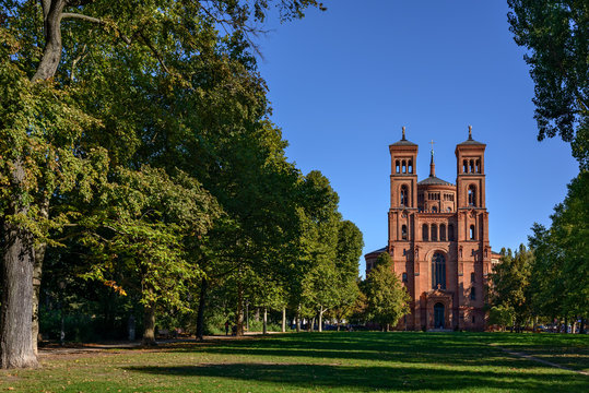 Mariannenplatz mit St.-Thomas-Kirche im Morgenlicht