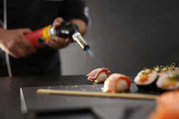 Obraz na płótnie Canvas Nigiri sushi z opalanym tuńczykiem