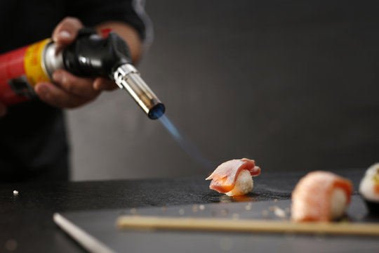 Sushi z surowym tuńczykiem opalane płomieniem