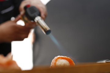 Nigiri sushi z opalanym łososiem - obrazy, fototapety, plakaty