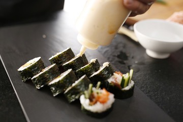 Sushi futomaki. Klasyczne  grube rolki futomaki podane na kamiennym talerzu
