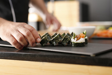 Sushi master przyrządza futomaki
