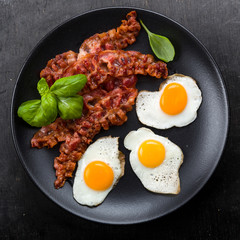 Bacon und Wachteleier