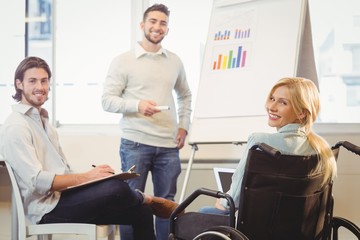 Obraz premium Confident business people with whiteboard during meeting