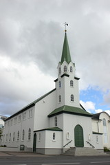 Fototapeta na wymiar Die Holzkirche der Freikirche (Frikirkja) am Tjörnin in Reykjavik (Island)