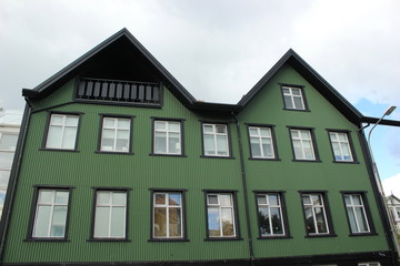 Grüne Fassade eines historischen Holzhauses in der Altstadt von Reykjavik (Island)