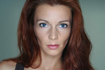 rothaarige schöne Frau mit fragendem blick und stahlblauen Augen 