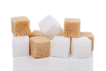White and brown cubes sugar