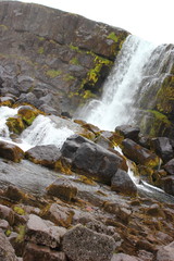 Blick auf einen Wasserfall im berühmten Nationalpark Thingvellir (Island)