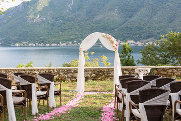 Obraz na płótnie Canvas wedding arch decorated with flowers outdoors