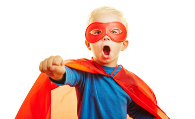 Kind als Superheld mit geballter Faust