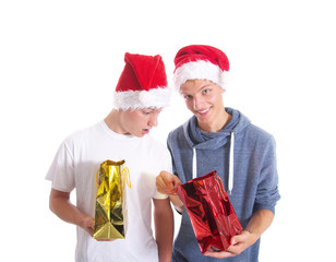 Teenager mit Nikolausmütze und Geschenk