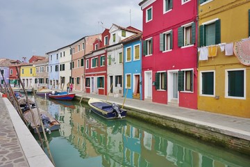 Fototapeta na wymiar Colorful buildings in the village of Burano in the Venetian Laguna