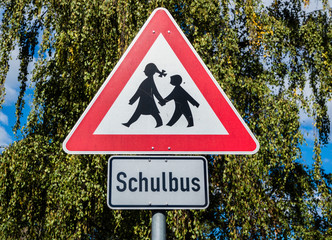 Achtung Schulbus Schild