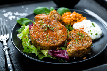 Bratlinge auf Salat mit Bulgur