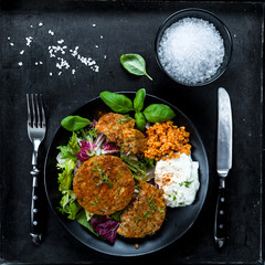 Bratlinge auf Salat mit Bulgur
