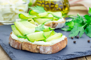 Soft cheese and zucchini bruschetta