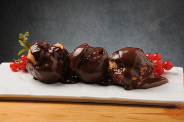 Profiterole Větrník zákusek Profiterol نان خامه‌ای Flødebolle kage Tuulihattu Kue sus シュークリーム 슈크림 Soesje Профитроли Petit-chou Bánh su kem Petisús Profiteroles 