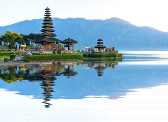 Obraz premium Pura Ulun Danu temple with water reflection during sunrise