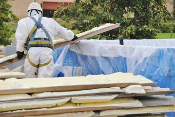 Trajador de amianto retira tejado de fibrocemento con poliuretano
