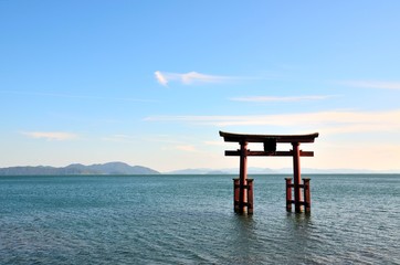 滋賀県　白髭神社　湖畔の鳥居