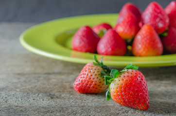  red strawberries on dish