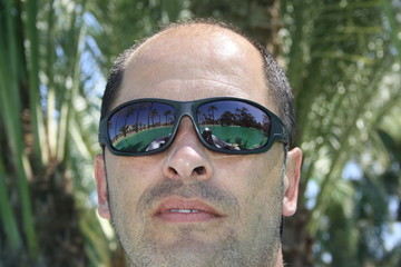 disfrutando con gafas de sol